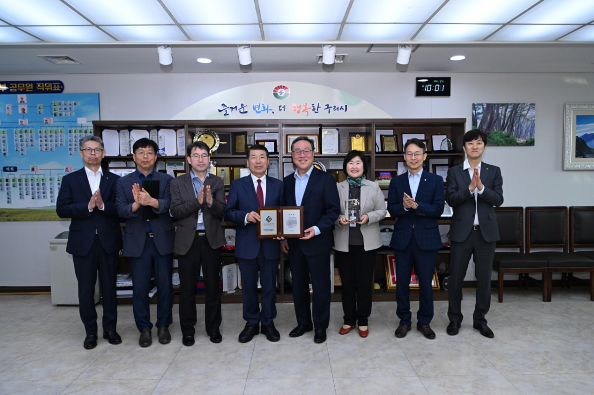 백경현 구리시장(왼쪽 4번째)를 비롯해 구리시와 경기신보 관계자들이 기념사진을 촬영하고 있다. /사진제공=구리시