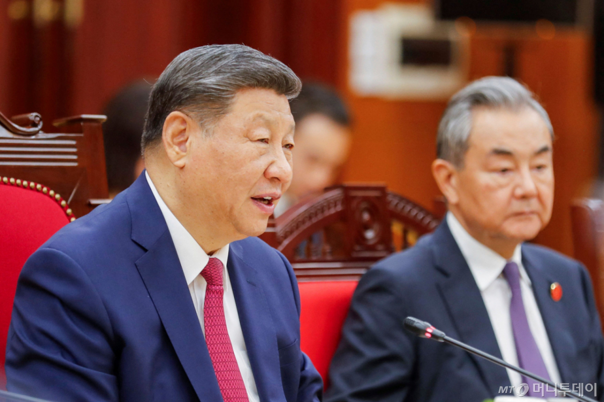 (하노이 AFP=뉴스1) 우동명 기자 = 시진핑 중국 국가주석이 2025년 4월 14일(현지 시간) 동남아 순방 중 베트남 하노이를 방문해 팜민찐 베트남 총리와 회담을 하고 있다. 2025.04.15  ⓒ AFP=뉴스1  Copyright © 뉴스1. All rights reserved. 무단 전재 및 재배포,  AI학습 이용 금지. /사진=(하노이 AFP=뉴스1) 우동명 기자