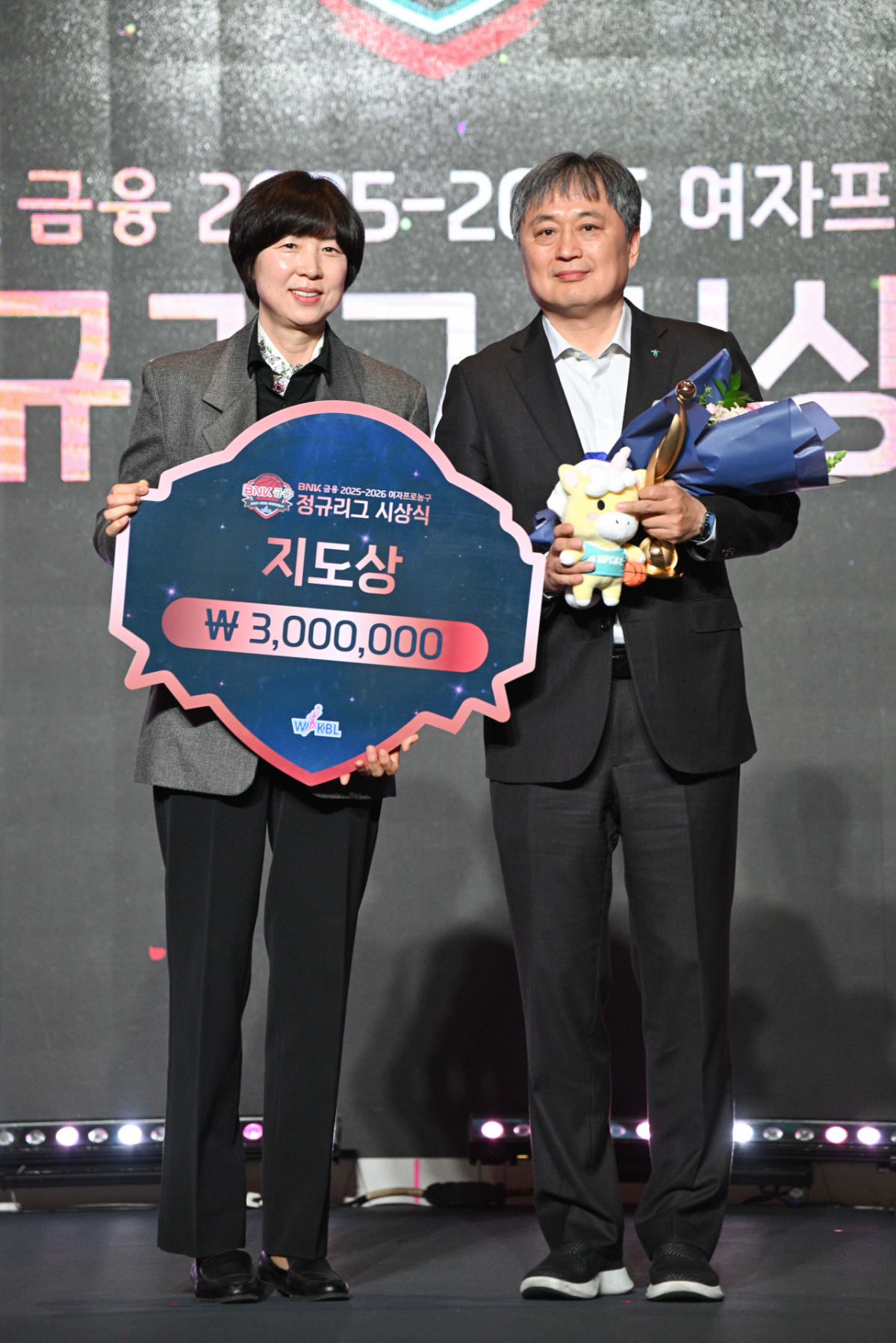 이상범(오른쪽) 하나은행 감독. /사진=WKBL 제공