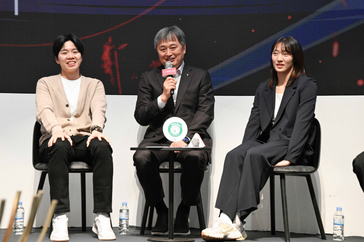 이상범(가운데) 하나은행 감독과 선수들. /사진=WKBL 제공