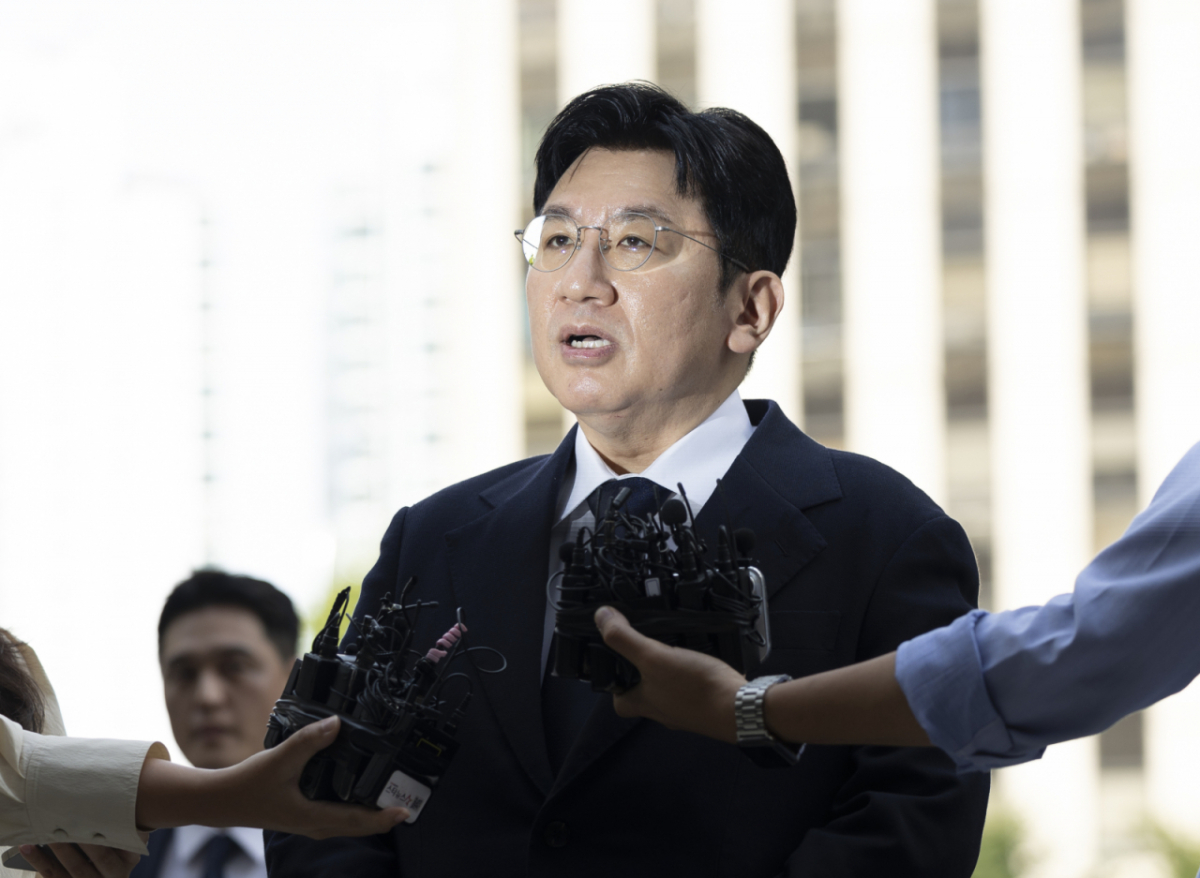 방시혁 하이브 의장이 지난해 9월15일 서울 마포구 서울경찰청 광역수사단 금융범죄수사대에서 조사를 받기 위해 출석하기 전 취재진 질문에 답하고 있다./사진=뉴시스.