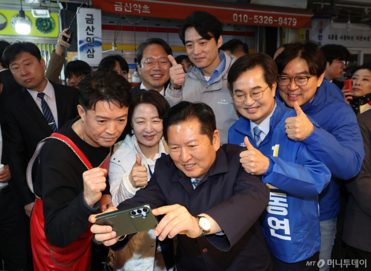 (수원=뉴스1) 김영운 기자 = 정청래 더불어민주당 대표가 6일 경기 수원시 팔달구 못골시장을 경기도지사 예비후보들과 함께 방문해 상인들과 함께 기념촬영을 하고 있다. 2026.4.6/뉴스1  Copyright © 뉴스1. All rights reserved. 무단 전재 및 재배포,  AI학습 이용 금지. /사진=(수원=뉴스1) 김영운 기자