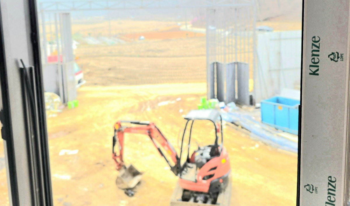 경기 화성시 한 주거단지 신축 현장 내부에서 본 KCC 클렌체 M500 창틀 /사진=이병권 기자