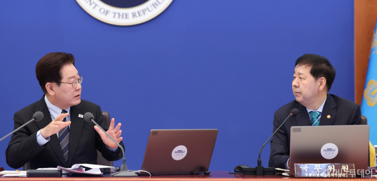 (서울=뉴스1) 이재명 기자 = 이재명 대통령이 6일 청와대에서 열린 국무회의 겸 제4차 비상경제 점검회의에서 구윤철 부총리 겸 재정경제부 장관에게 질의하고 있다. 2026.4.6/뉴스1 Copyright © 뉴스1. All rights reserved. 무단 전재 및 재배포, AI학습 이용 금지. /사진=(서울=뉴스1) 이재명 기자