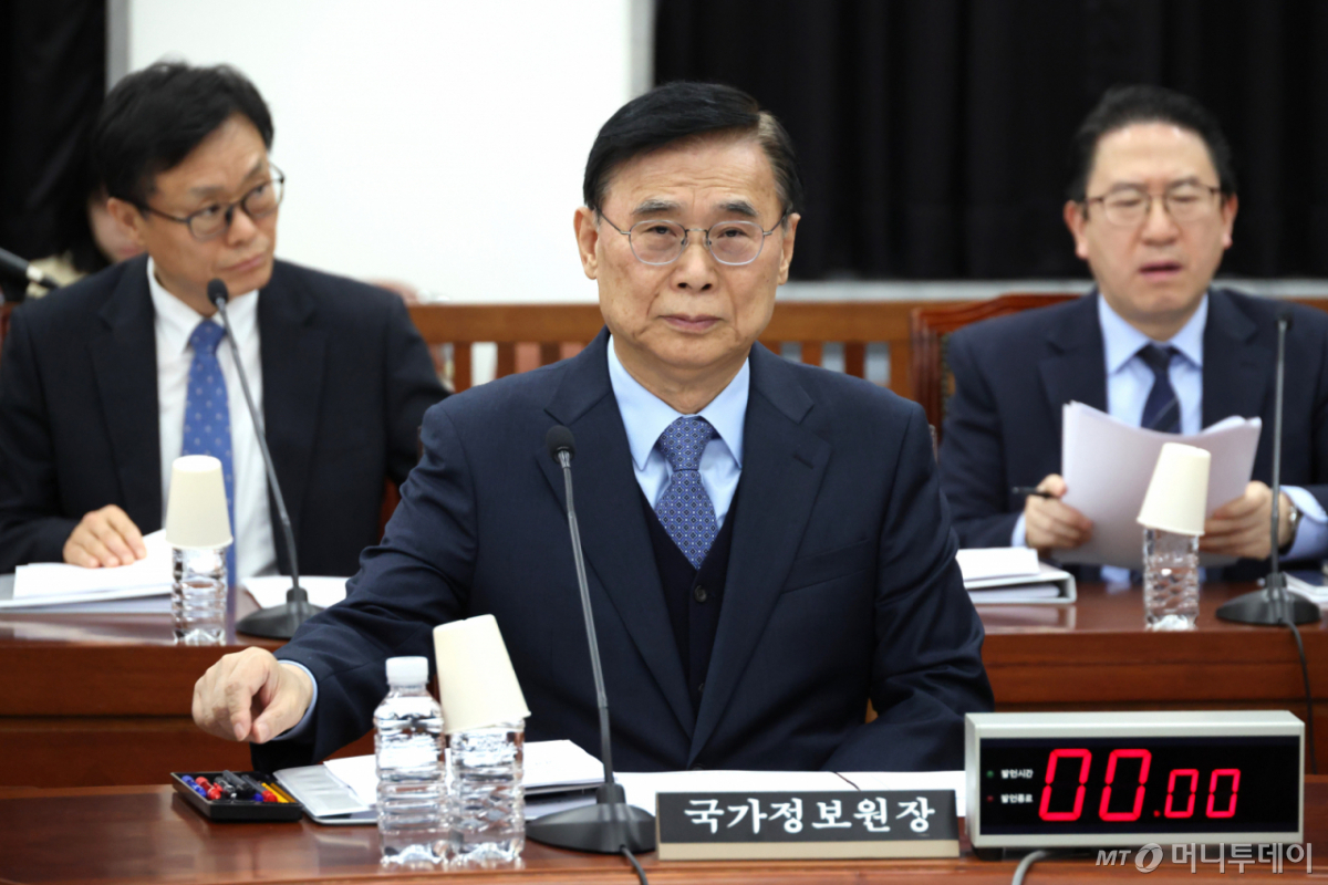 (서울=뉴스1) 국회사진기자단 = 이종석 국정원장이 6일 서울 여의도 국회에서 열린 정보위원회 전체회의에 출석하고 있다. 2026.4.6/뉴스1 Copyright © 뉴스1. All rights reserved. 무단 전재 및 재배포, AI학습 이용 금지.