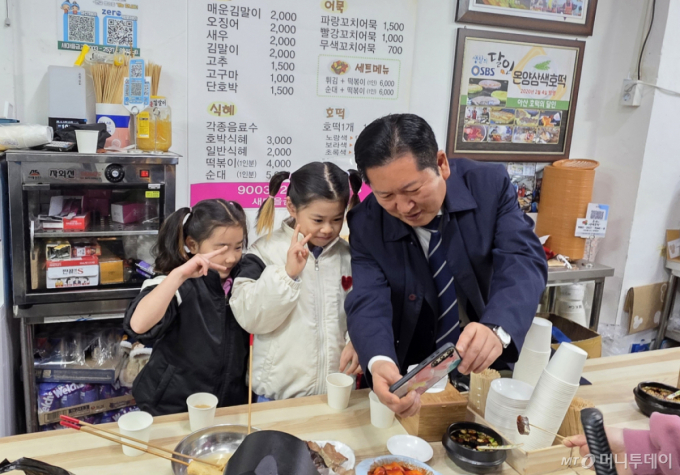 (아산=뉴스1) 이시우 기자 = 정청래 더불어민주당 대표가 4일 한 시장을 방문, 아이들과 기념촬영을 하고 있다. 2026.4.4/뉴스1 Copyright (C) 뉴스1. All rights reserved. 무단 전재 및 재배포, AI학습 이용 금지. /사진=(아산=뉴스1) 이시우 기자