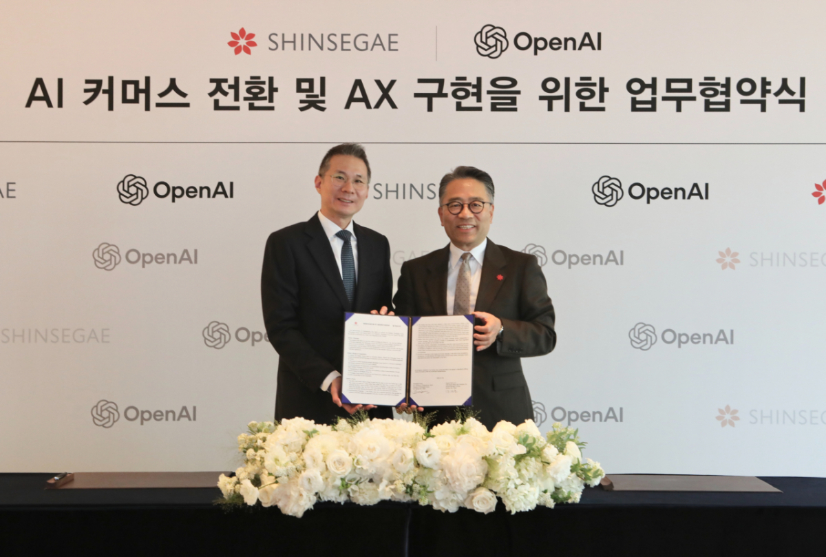 6일 웨스틴 조선 서울에서 진행된 신세계그룹과 오픈AI의 ‘AI 커머스 사업협력’ 행사 협약식에서 임영록 신세계그룹 경영전략실장 사장(사진 오른쪽)과 김경훈 오픈AI 코리아 총괄대표가 서명 후 기념 촬영을 했다. /사진제공=신세계그룹