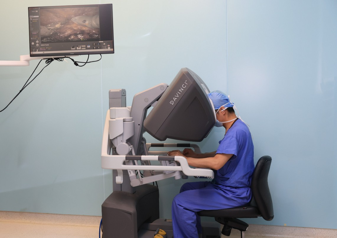 유재민 삼성서울병원 유방외과교수가 다빈치 로봇을 이용해 수술을 집도하고 있다. /사진=삼성서울병원 