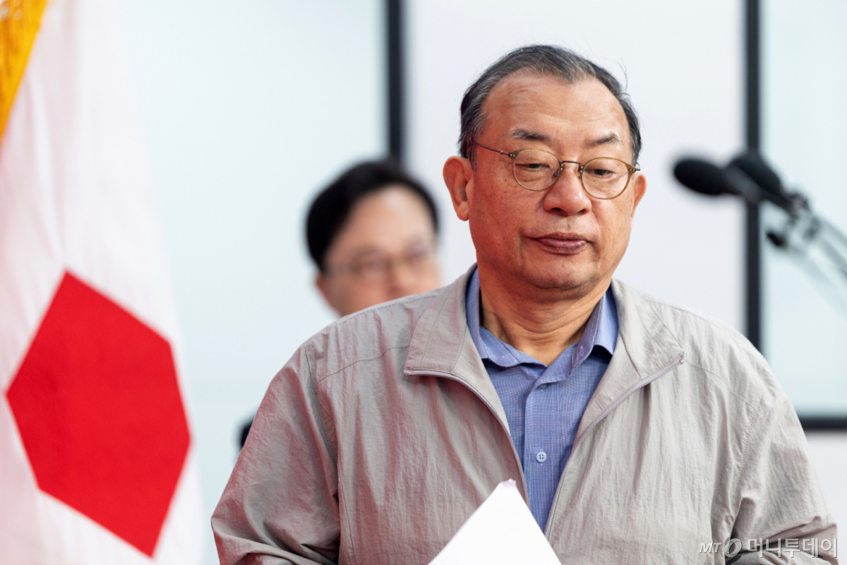 (서울=뉴스1) 이승배 기자 = 이정현 국민의힘 공천관리위원장이 31일 서울 여의도 중앙당사에서 50만 이상 도시 경선 결과 발표를 위해 단상으로 향하고 있다. 국민의힘 공천관리위원회는 서울 강남구청장 김현기 후보, 서울 송파구청장 서강석 후보, 서울 강서구청장 김진선 후보, 대구 달서구청장 김용판 후보를 경선을 통해 확정했다. 2026.3.31/뉴스1 Copyright © 뉴스1. All rights reserved. 무단 전재 및 재배포, AI학습 이용 금지. /사진=(서울=뉴스1) 이승배 기자