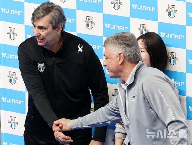 필립 블랑 현대캐피탈 감독(왼쪽)과 헤난 달 조토 대한항공 감독이 6일 챔피언결정전 3차전을 앞두고 악수를 나누고 있다. /사진=뉴시스