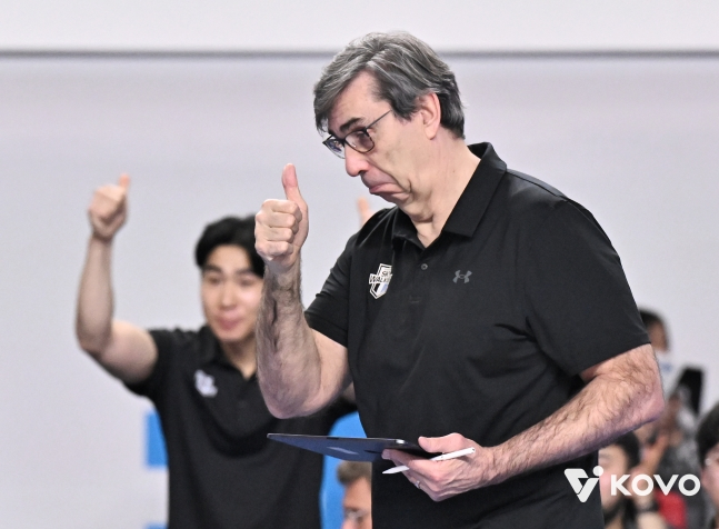 득점한 선수를 향해 엄지를 치켜세우는 블랑 감독. /사진=KOVO 제공