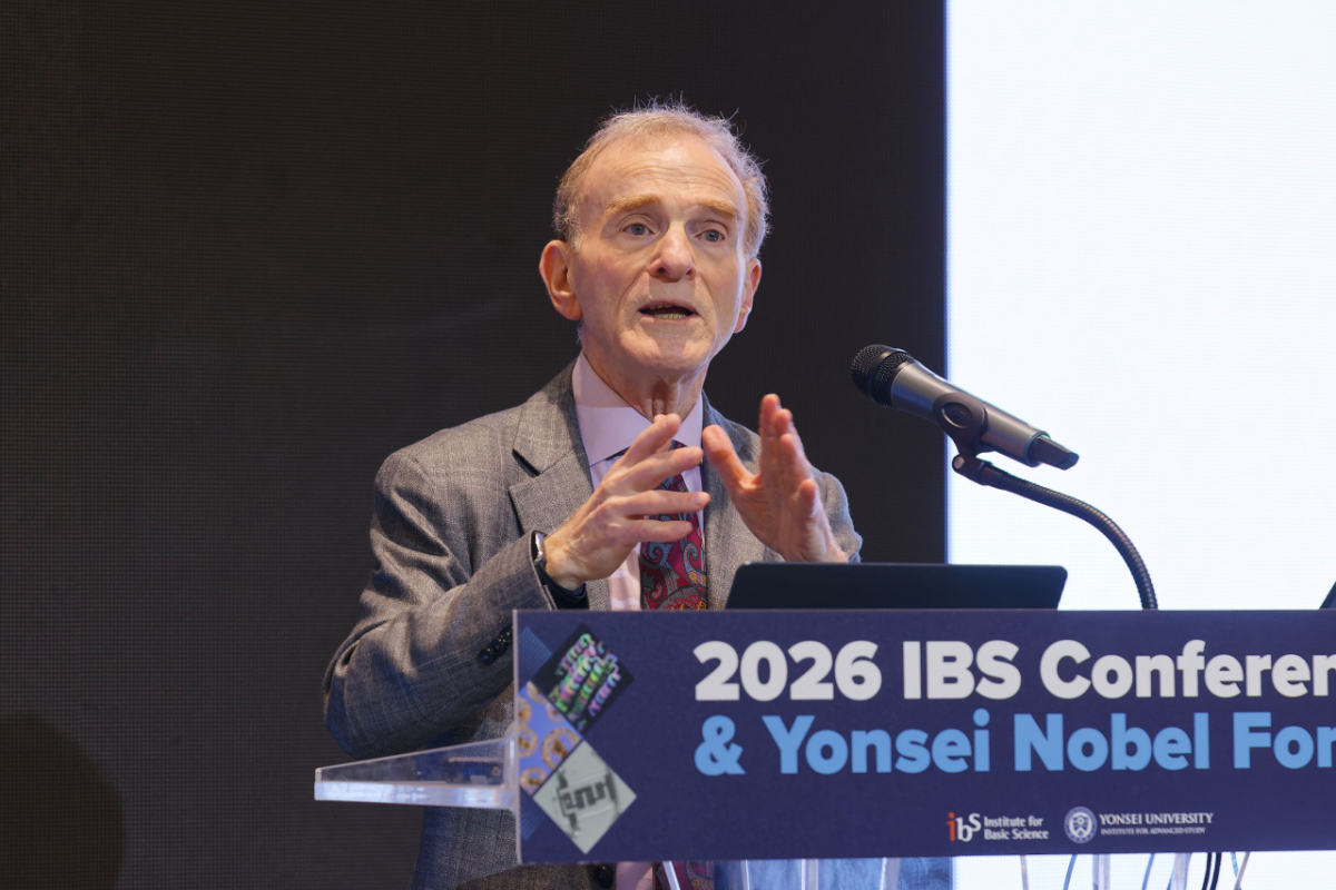 2013년 노벨생리의학상 수상자  랜디 셰크먼 미국 캘리포니아대 버클리캠퍼스 교수가 6일 2026 IBS(기초과학연구원) 컨퍼런스에서 강연하고 있다. /사진=연세대