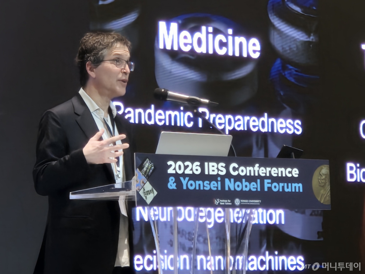 2024년 노벨화학상 수상자인 데이비드 베이커 미국 워싱턴대 교수가 6일 6일 2026 IBS(기초과학연구원) 컨퍼런스에서 강연하고 있다. /사진=박건희 기자