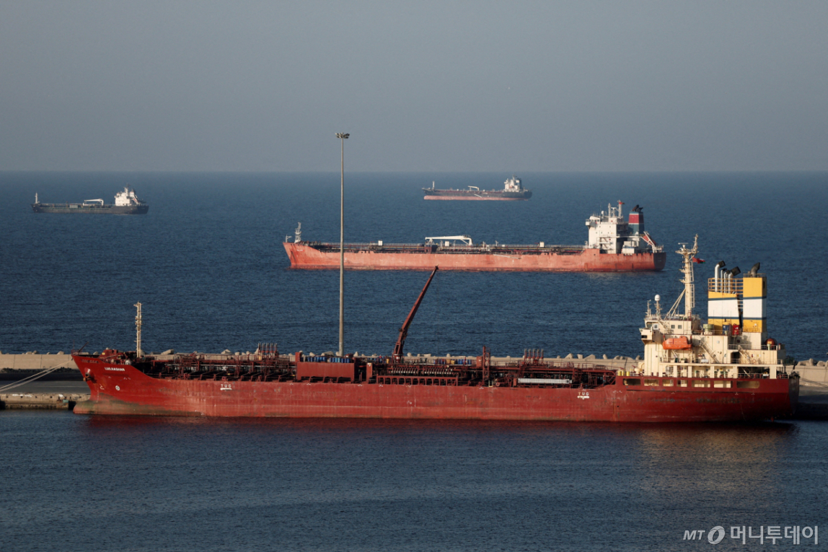 (로이터=뉴스1) = 이란이 호르무즈 해협 봉쇄를 경고한 가운데 유조선이 오만 무스카트에 정박해 있는 모습. 2026.03.07 ⓒ 로이터=뉴스1 Copyright © 뉴스1. All rights reserved. 무단 전재 및 재배포, AI학습 이용 금지. /사진=(로이터=뉴스1)