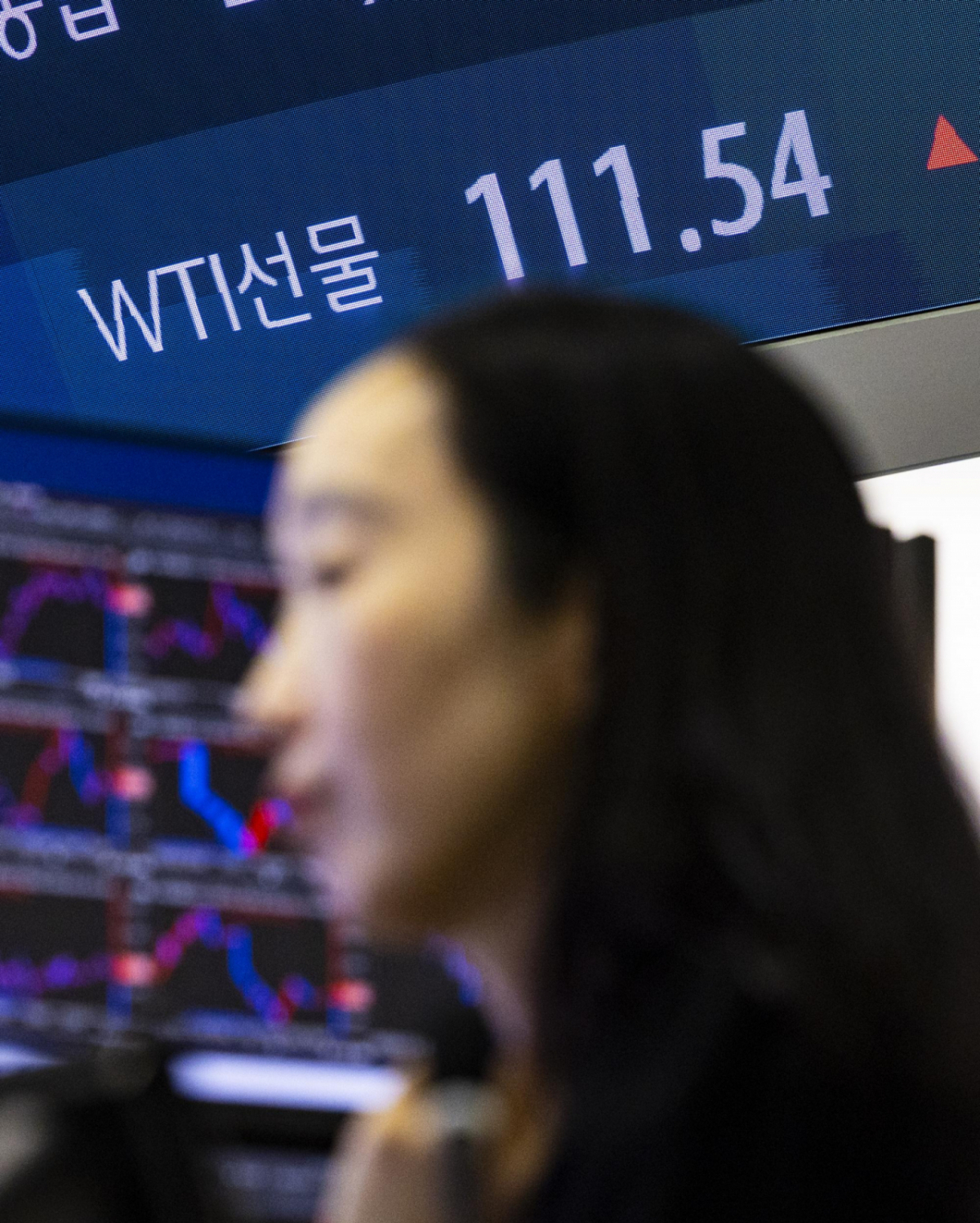 미국 유가 기준 유종인 서부텍사스산원유(WTI)가 배럴당 111.54달러로 치솟으며 마감한 가운데 3일 서울 중구 하나은행 본점 딜링룸 모니터에 유가 가격이 나오고 있다. /사진=뉴시스