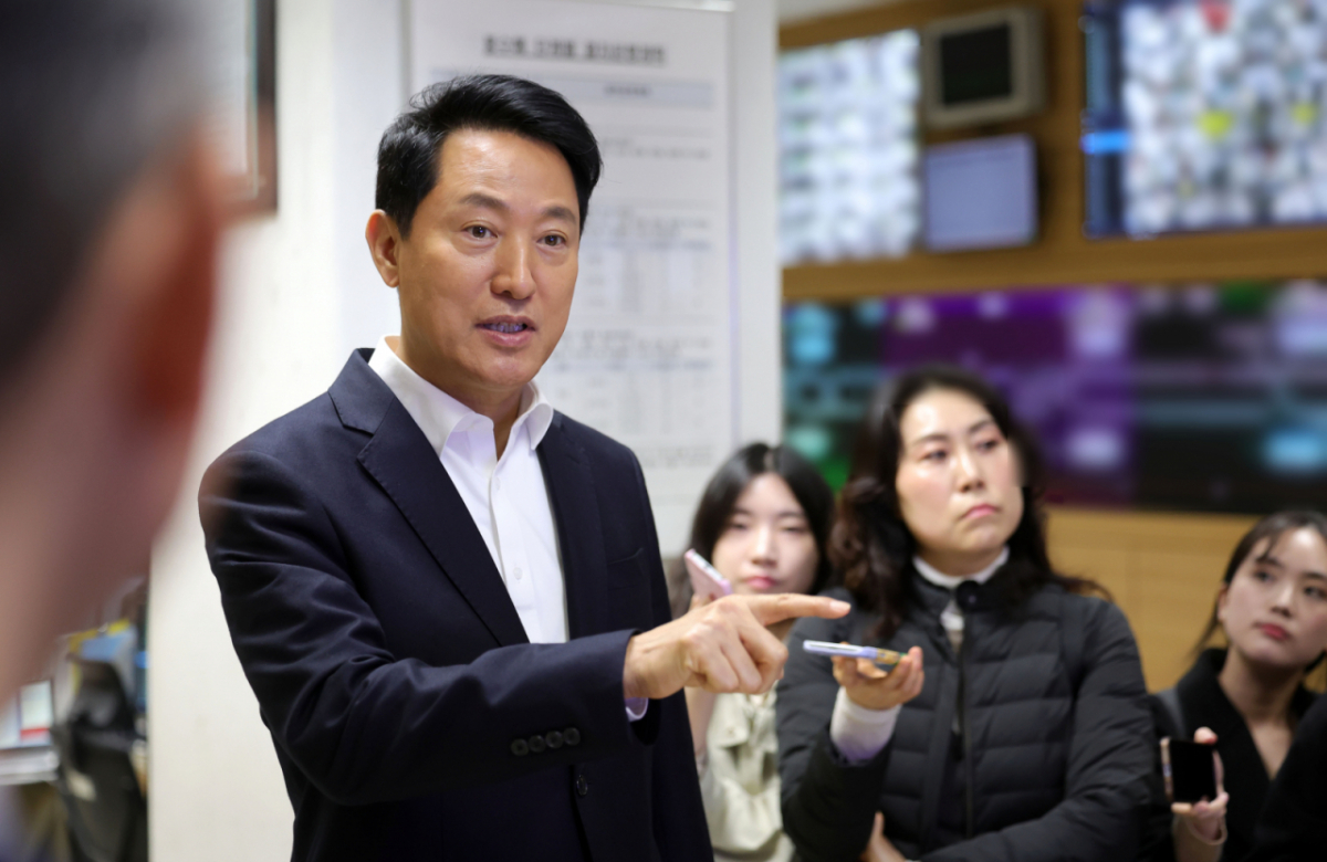 오세훈 서울시장이 6일 서울 성동구 서울교통공사 제2관제센터를 방문해 관제센터 운영현황 및 무선통신기반 열차제어시스템(CBTC) 도입시 혼잡도 개선효과를 보고받으며 발언하고 있다 /사진=뉴시스