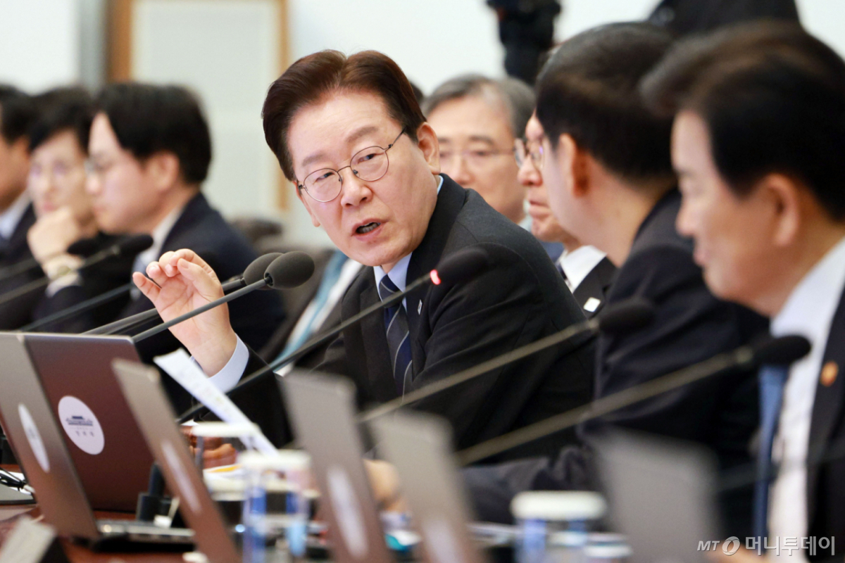 [서울=뉴시스] 고범준 기자 = 이재명 대통령이 6일 청와대에서 열린 국무회의 겸 비상경제점검회의에서 구윤철 경제부총리 겸 재정경제부 장관과 대화하고 있다. 2026.04.06. 