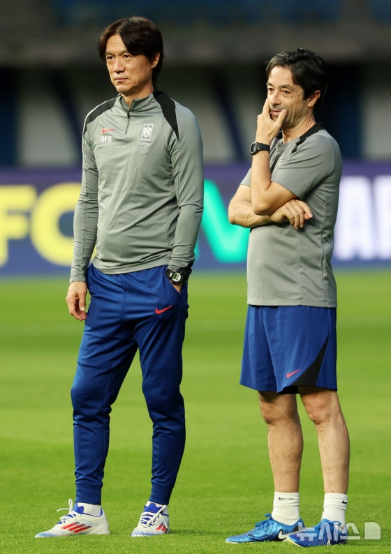 홍명보 감독과 주앙 아로소 코치. /사진=뉴시스