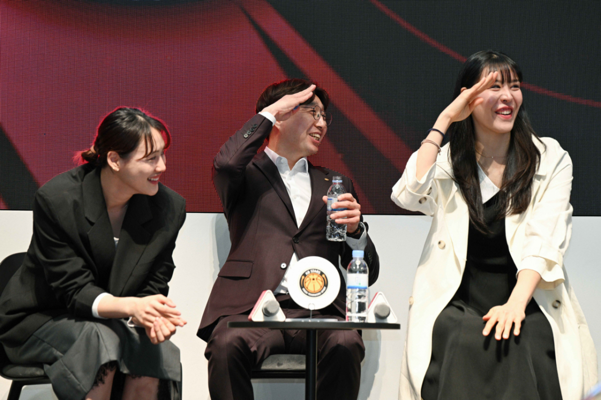 2025~2026 WKBL 포스트시즌 미디어데이에 참석한 박지수(오른쪽), 감이슬(왼쪽), 김완수 KB스타즈 감독. /사진=WKBL 제공