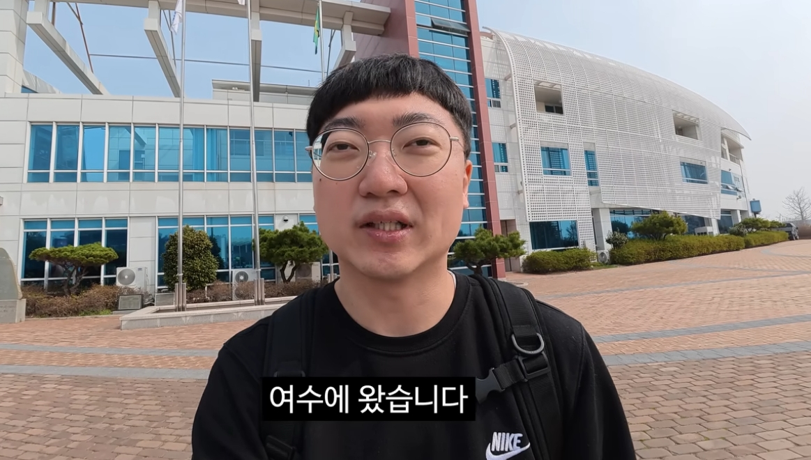 충주시 홍보로 이름을 알린 '충주맨' 김선태가 사직 후 본격 개인활동을 이어가는 가운데 오는 9월 개최를 앞둔 '2026 여수세계섬박람회' 홍보에 나섰다. /사진=유튜브 영상 갈무리