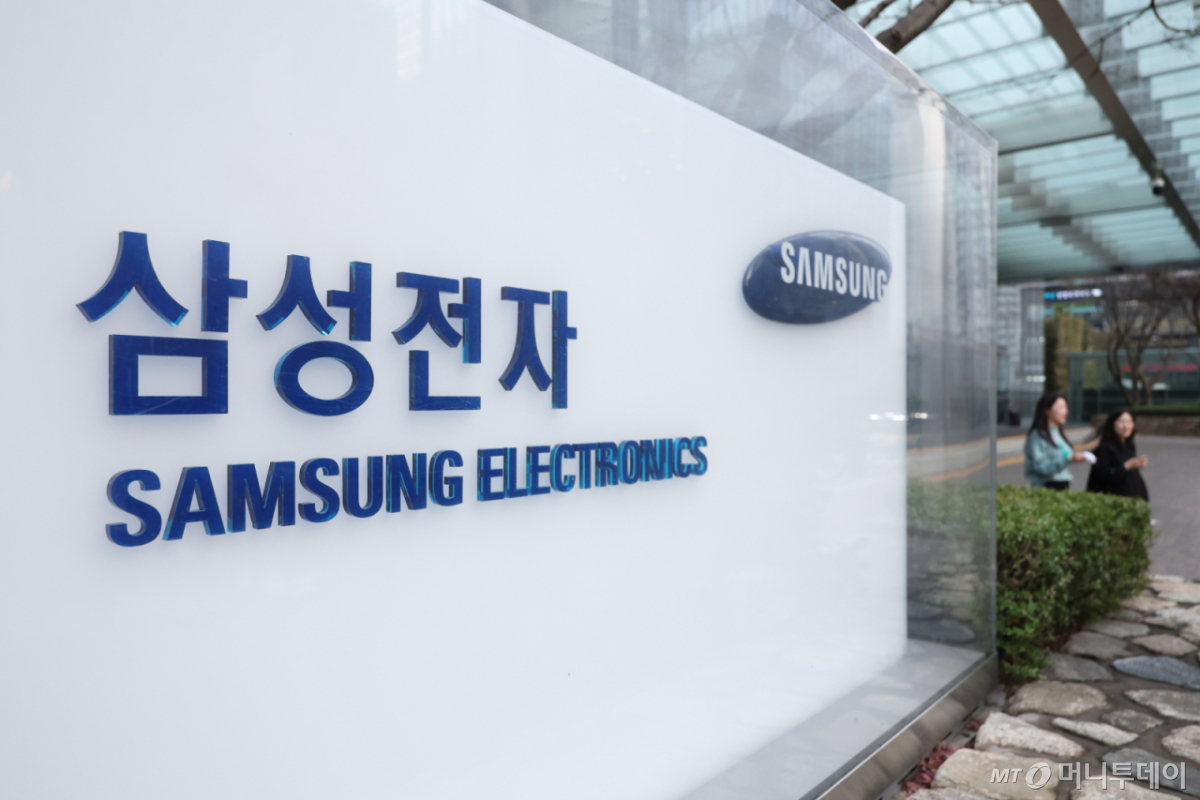 [서울=뉴시스] 황준선 기자 = 삼성전자 노동조합이 조합원을 대상으로 진행한 쟁의행위 찬반 투표가 찬성률 93.1%로 가결된 18일 서울 삼성전자 서초사옥 모습. 조합은 쟁의권을 확보함에 따라 오는 19일 1호 지침을 선포하고 내달 23일 경기 평택에서 투쟁 결의대회를 진행한 후 5월21일부터 6월7일까지 18일간 총파업을 진행할 예정이다. 2026.03.18. hwang@newsis.com /사진=황준선