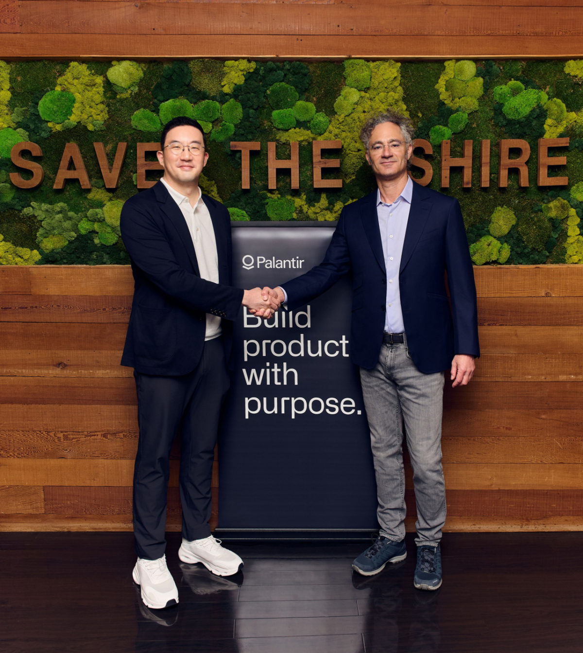 구광모 LG그룹 회장이 현지시간 2일 미국 실리콘밸리에서 AI 소프트웨어 분야의 글로벌 톱 티어 기업 팔란티어의 '알렉스 카프' 창업자와 기념사진을 촬영하고 있다./사진 제공=LG