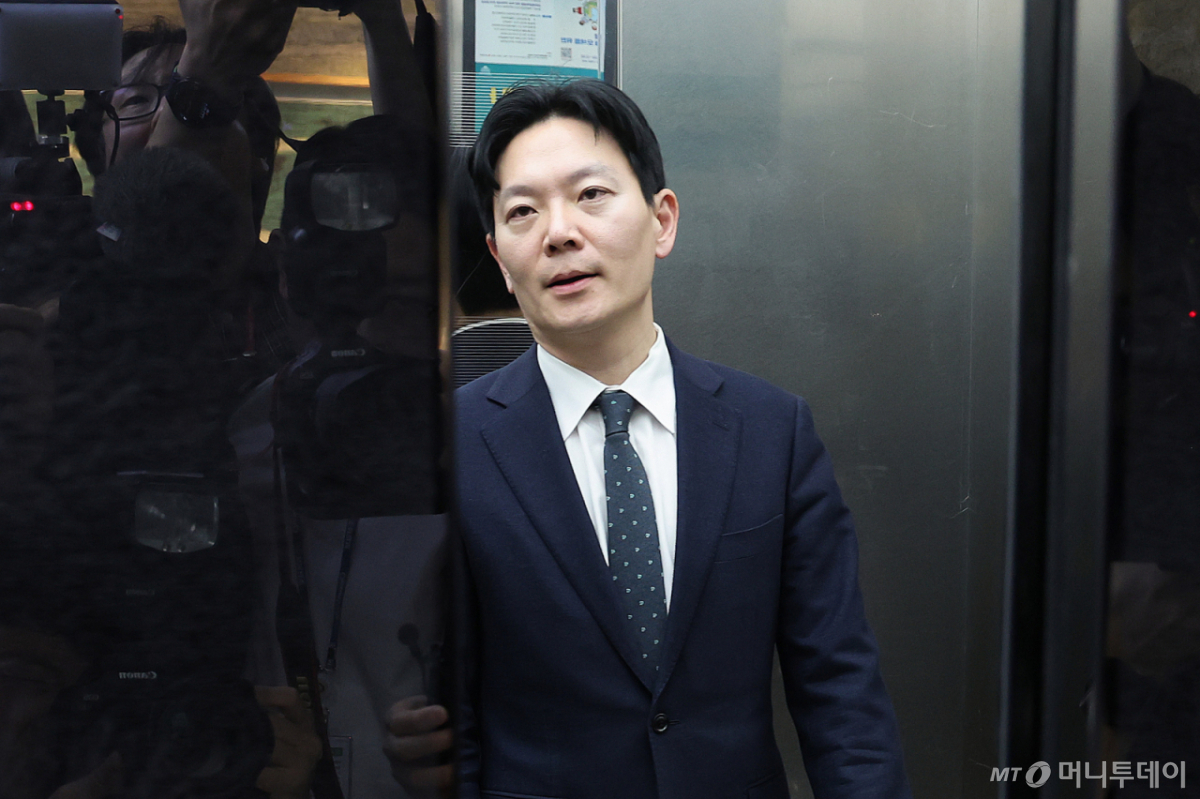 (서울=뉴스1) 신웅수 기자 = 쌍방울 대북송금 사건을 담당했던 박상용 검사가 3일 서울 여의도 국회에서 열린 윤석열정권정치검찰조작기소의혹사건진상규명국정조사특별위원회 전체회의에서 증인 선서 거부를 한 후 퇴장당하고 있다. 2026.4.3/뉴스1 Copyright © 뉴스1. All rights reserved. 무단 전재 및 재배포, AI학습 이용 금지. /사진=(서울=뉴스1) 신웅수 기자