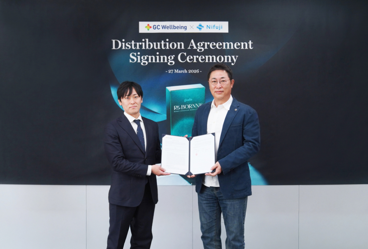 케이타 고도(Keita Goto) 니후지 대표(사진 왼쪽)과 김상현 GC녹십자웰빙 대표가 업무협약 체결 후 기념촬영하고 있다./사진= GC녹십자웰빙