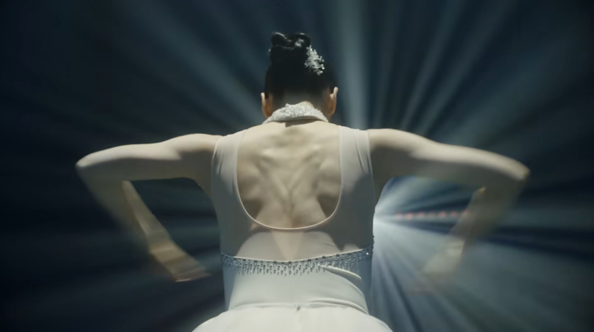 구글 코리아 공식 유튜브 채널에 올라온 '아워퀸이즈백' 캠페인 영상에서 김연아가 발레무대를 하고 있는 모습./사진=구글 유튜브 화면캡처. 