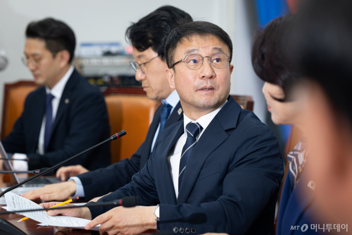 (서울=뉴스1) 유승관 기자 = 한병도 더불어민주당 원내대표가 31일 서울 여의도 국회에서 열린 원내대책회의에 앞서 비상경제상황판을 바라보고 있다. 2026.3.31/뉴스1 Copyright © 뉴스1. All rights reserved. 무단 전재 및 재배포, AI학습 이용 금지. /사진=(서울=뉴스1) 유승관 기자