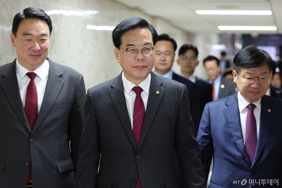 (서울=뉴스1) 신웅수 기자 = 송언석 국민의힘 원내대표가 7일 서울 여의도 국회에서 열린 원내대책회의에 참석하고 있다. 2026.4.7/뉴스1 Copyright © 뉴스1. All rights reserved. 무단 전재 및 재배포, AI학습 이용 금지. /사진=(서울=뉴스1) 신웅수 기자