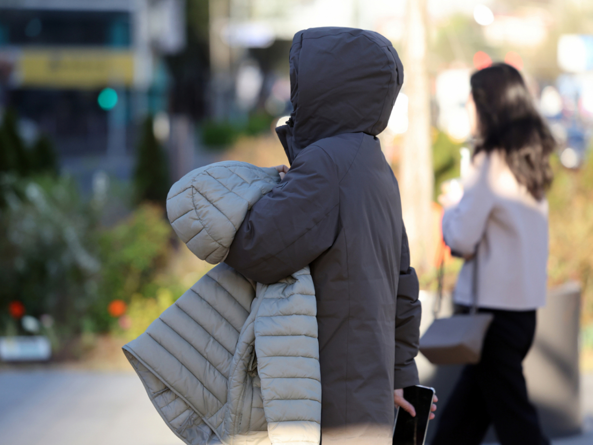 꽃샘추위가 찾아온 7일 오전 서울 광화문 사거리에서 출근길 시민들이 발걸음을 재촉하고 있다. /사진=뉴스1