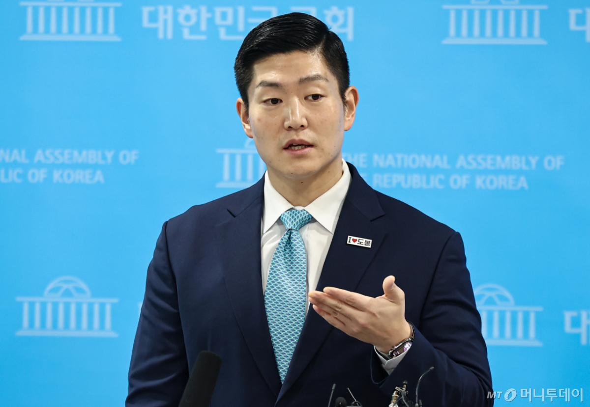 (서울=뉴스1) 김도우 기자 = 김재섭 국민의힘 의원이 31일 서울 여의도 소통관에서 정원오 더불어민주당 서울시장 예비후보 의혹 관련 기자회견 후 백브리핑을 하고 있다. 2026.3.31/뉴스1 Copyright © 뉴스1. All rights reserved. 무단 전재 및 재배포, AI학습 이용 금지. /사진=(서울=뉴스1) 김도우 기자