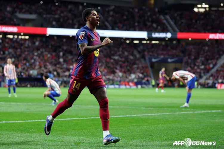 마커스 래시포드가 지난 5일(한국시간) 스페인 마드리드의 리야드 에어 메트로폴리타노에서 열린 아틀레티코와의 2025~26 라리가 30라운드에서 골을 넣고 기뻐하고 있다. /AFPBBNews=뉴스1