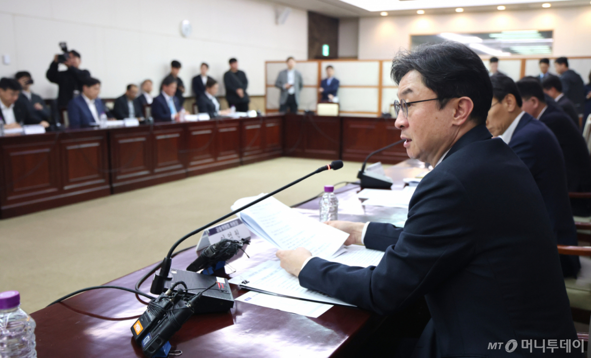 (서울=뉴스1) 임세영 기자 = 이억원 금융위원장이 30일 서울 종로구 정부서울청사에서 열린 중동상황 관련 금융권 간담회에서 모두발언을 하고 있다. 2026.3.30/뉴스1 Copyright © 뉴스1. All rights reserved. 무단 전재 및 재배포, AI학습 이용 금지. /사진=(서울=뉴스1) 임세영 기자