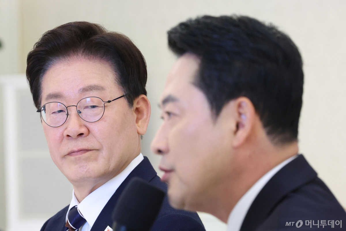 (서울=뉴스1) 이재명 기자 = 이재명 대통령이 7일 청와대에서 열린 여야정 민생경제협의체 회담 및 오찬에서 장동혁 국민의힘 대표의 발언을 듣고 있다. (청와대통신사진기자단) 2026.4.7/뉴스1  Copyright © 뉴스1. All rights reserved. 무단 전재 및 재배포,  AI학습 이용 금지. /사진=(서울=뉴스1) 이재명 기자