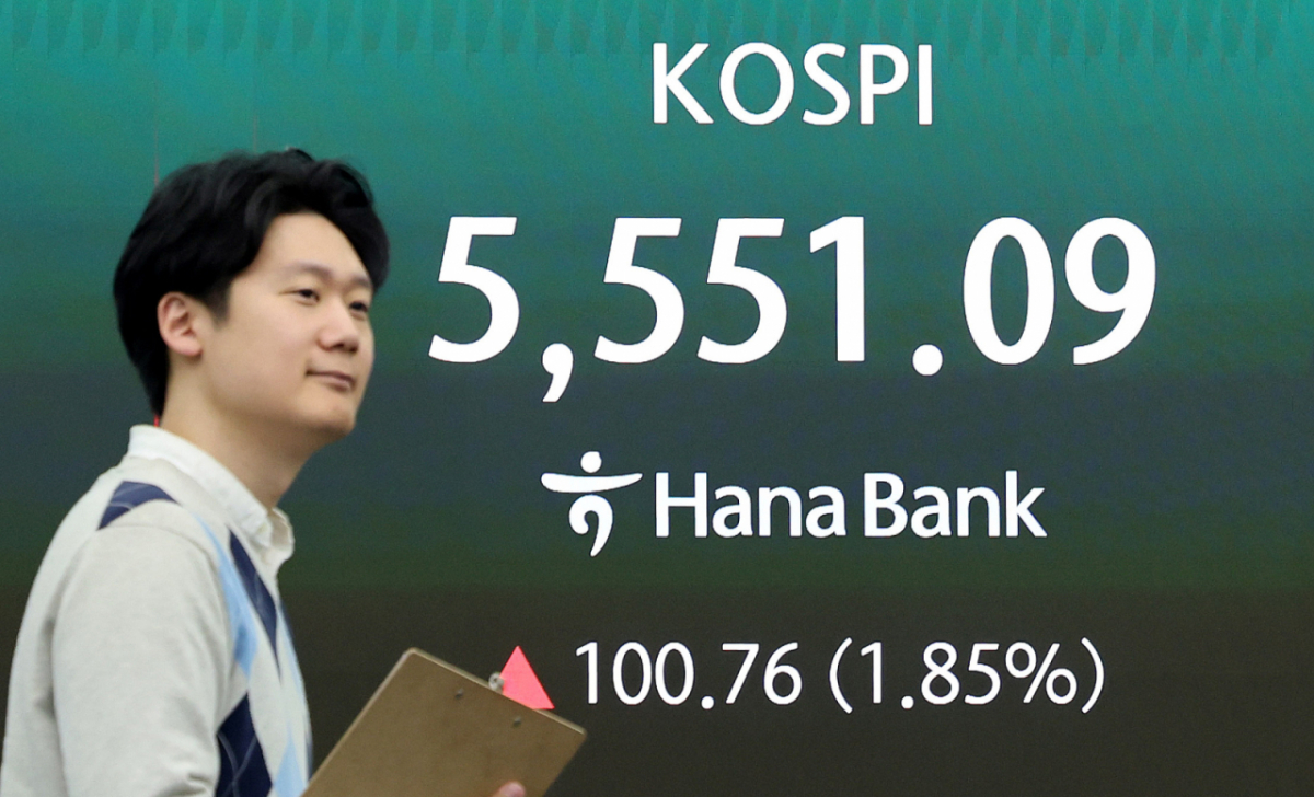 (서울=뉴스1) 박지혜 기자 = 코스피 지수가 휴전 기대감과 삼성전자 어닝 서프라이즈에 힘입어 상승 출발한 7일 서울 중구 하나은행 딜링룸 현황판에 증시 시황이 표시되고 있다. 2026.4.7/뉴스1 Copyright © 뉴스1. All rights reserved. 무단 전재 및 재배포, AI학습 이용 금지. /사진=(서울=뉴스1) 박지혜 기자