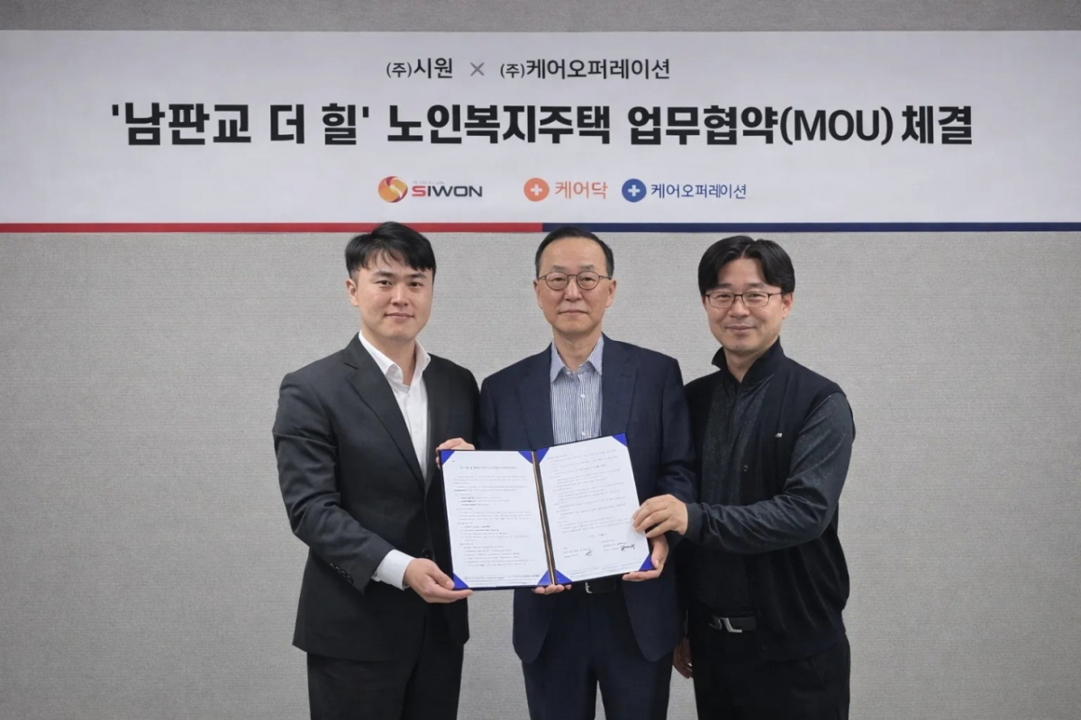 (왼쪽부터) 박재병 케어닥 대표, 박상운 (주)시원 대표, 박준식 (주)시원 전무/사진제공=케어닥