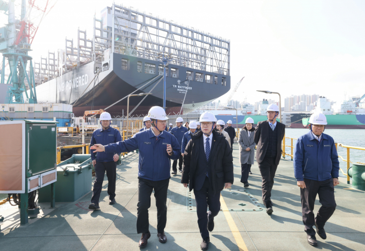 (서울=뉴스1) = 이명구 관세청장이 지난 12일 울산 천하동에 위치한 HD현대중공업을 방문해 조선산업 수출 현장을 살펴보고 있다. (관세청 제공. 재판매 및 DB 금지)  2026.3.13/뉴스1  