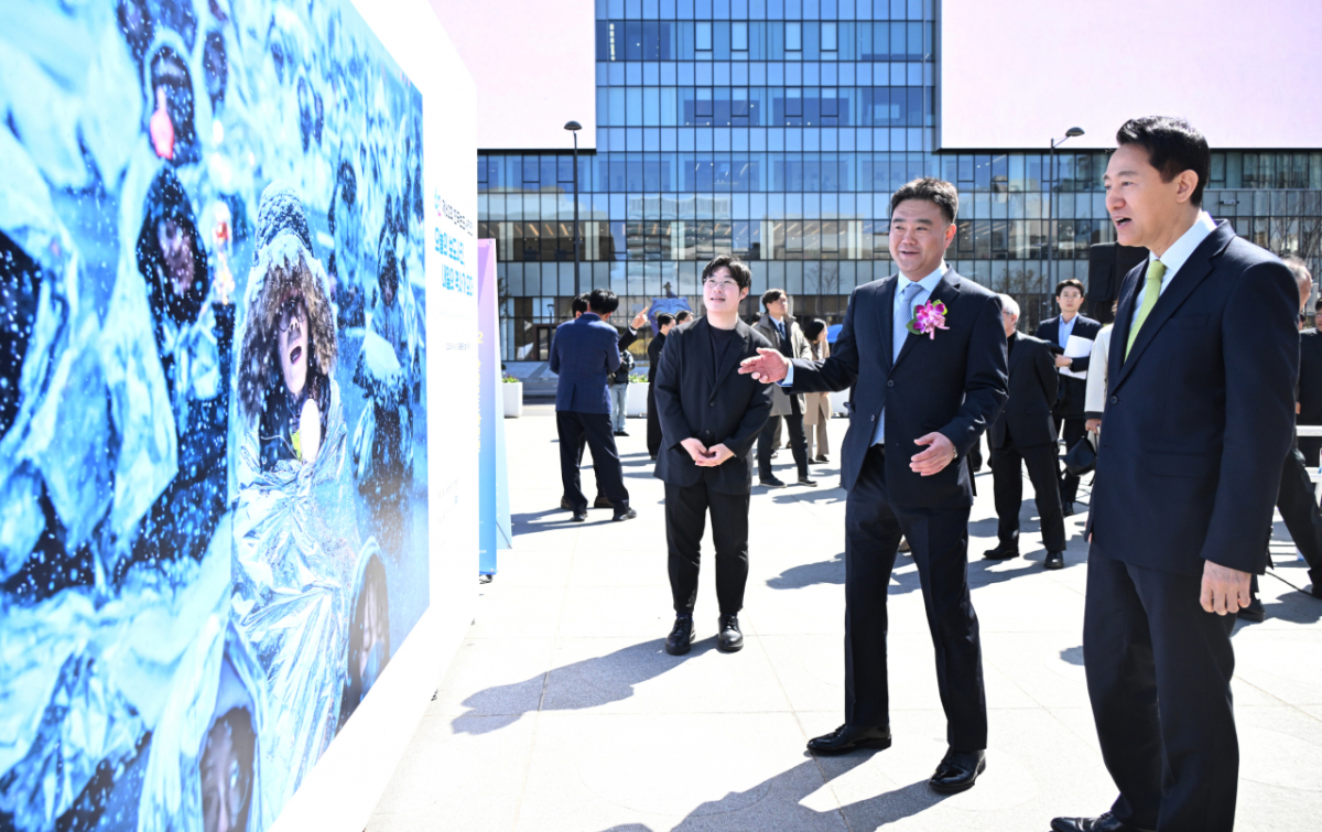 오세훈 서울시장이 7일 열린 '제62회 한국보도사진전 오늘의 보도사진, 내일의 역사가 되다'에서 전시를 관람하고 있다./사진제공=서울시