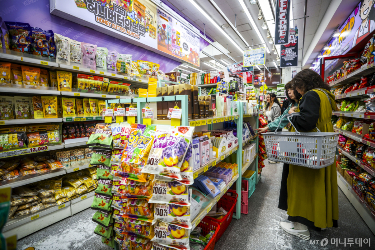 [서울=뉴시스] 정병혁 기자 = 3일 서울 중구 명동에 위치한 마트를 찾은 여행객들이 과자, 라면 등 K푸드를 살펴보고 있다.  .  2026.04.03. jhope@newsis.com /사진=정병혁