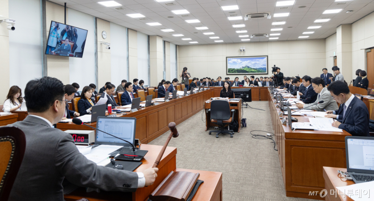 (서울=뉴스1) 이승배 기자 = 2일 서울 여의도 국회에서 열린 제433회국회(임시회) 기후에너지환경노동위원회 제4차 전체회의에서 안호영 위원장이 의사진행을 하고 있다. 2026.4.2/뉴스1 Copyright © 뉴스1. All rights reserved. 무단 전재 및 재배포, AI학습 이용 금지. /사진=(서울=뉴스1) 이승배 기자