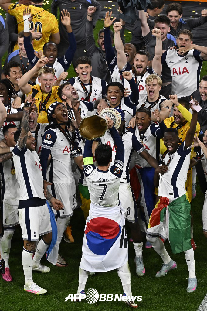 토트넘 시절 팀의 유럽축구연맹(UEFA) 유로파리그 우승을 이끈 뒤 태극기를 두르고 트로피 세리머니를 하고 있는 손흥민. /AFPBBNews=뉴스1