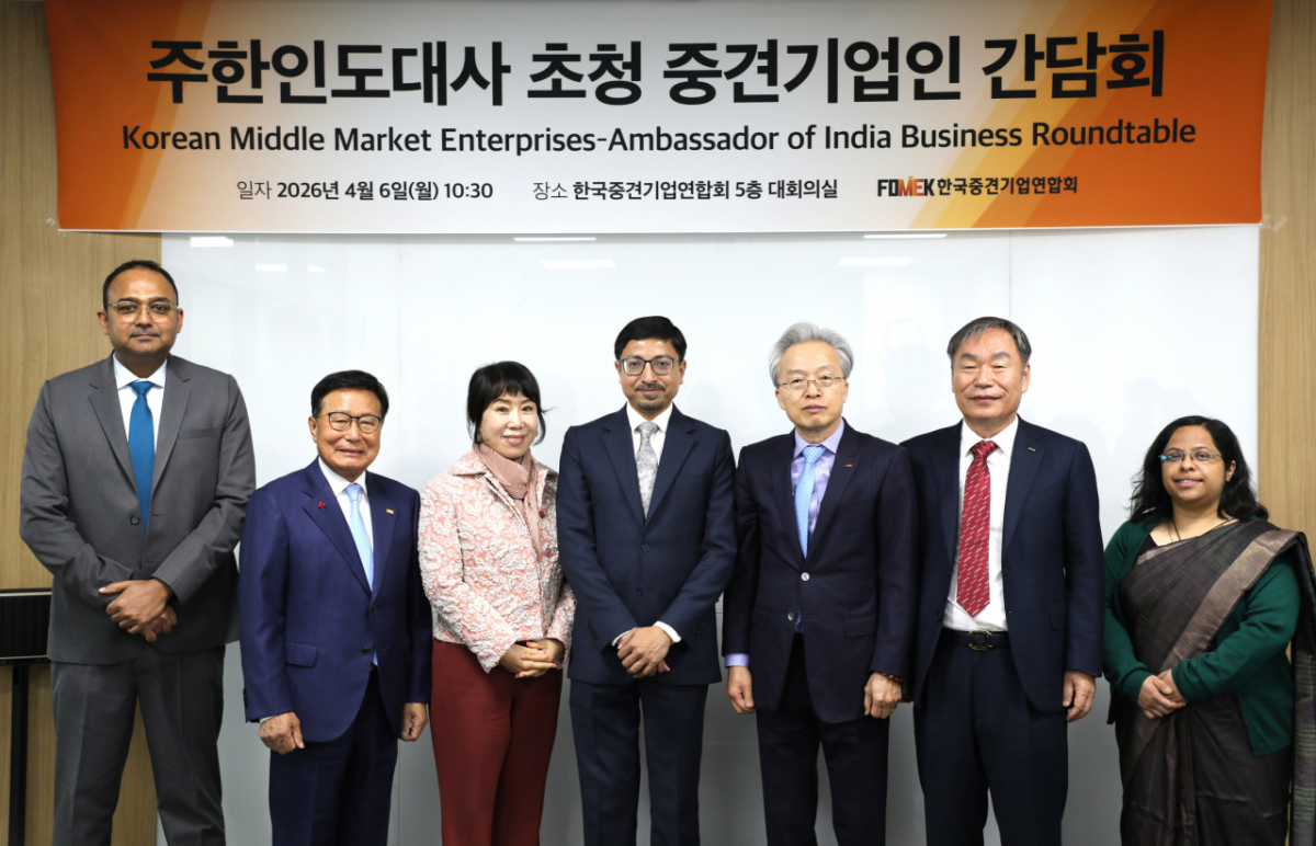 (왼쪽부터) 니시 칸트 싱 주한인도부대사, 구자관 삼구아이앤씨 책임대표사원, 김해련 태경그룹 회장, 고랑랄 다스 주한인도대사, 최진식 한국중견기업연합회 회장, 박일동 디섹 회장, 산자나 아리아 주한인도대사관 일등서기관 /사진제공=한국중견기업연합회