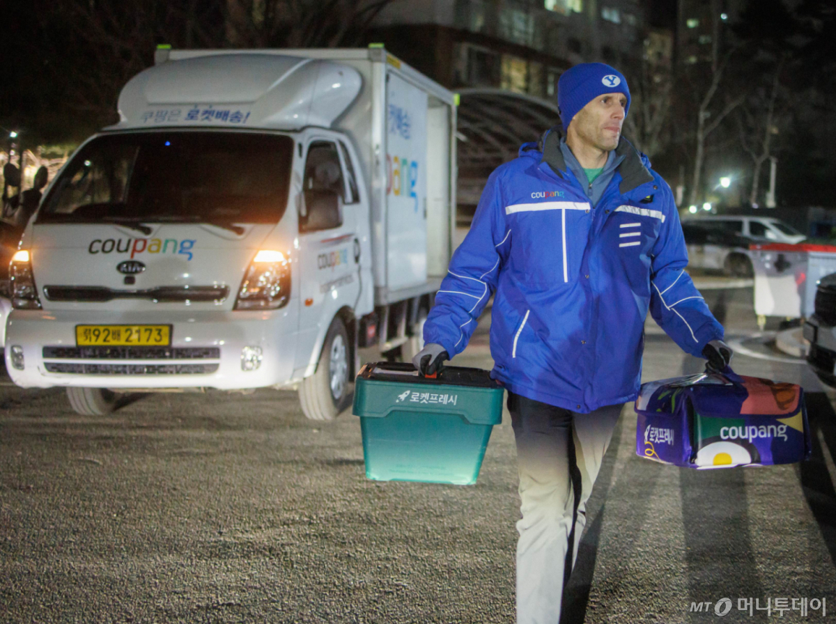 해롤드 로저스 쿠팡 임시대표가 지난 19일부터 20일까지 경기 성남시 중원구 일대에서 새벽배송 체험을 하고 있다. 이번 체험은 새벽배송 기사의 일상적인 업무 전 과정을 경험하도록 진행됐다. 앞서 염태영 더불어민주당 의원은 지난해 12월 말 청문회에서 로저스 대표에 심야 배송 업무를 같이 해볼 것을 제안했고, 로저스 대표는 함께 배송하기로 약속했다. (사진=쿠팡 제공) 2026.03.20. photo@newsis.com *재판매 및 DB 금지 /사진=류현주