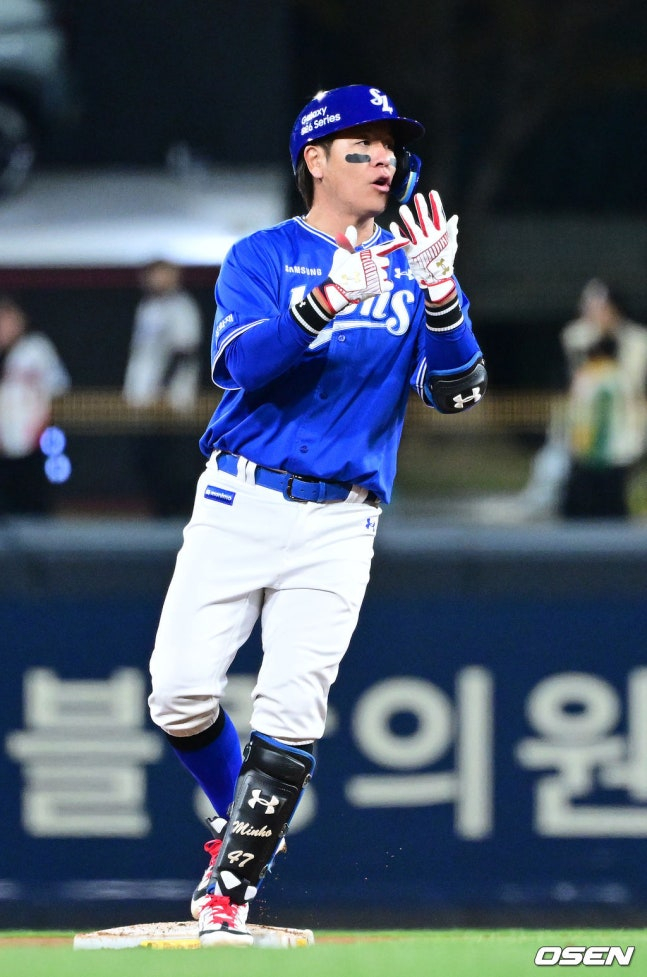 승기를 잡는 2타점 적시타를 추가한 강민호.