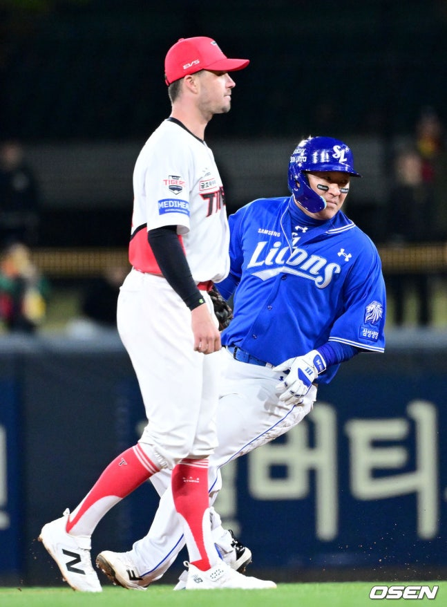 8회 2루타를 친 최형우.