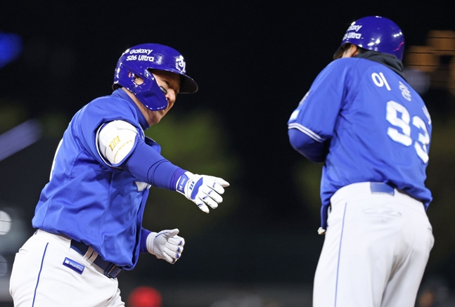 홈런을 친 최형우(왼쪽). /사진=삼성 라이온즈