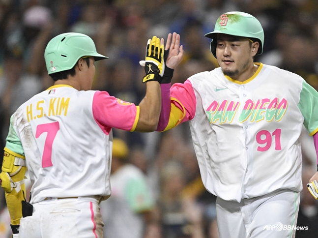 2023시즌 김하성(왼쪽)과 하이파이브를 하는 최지만. /AFPBBNews=뉴스1