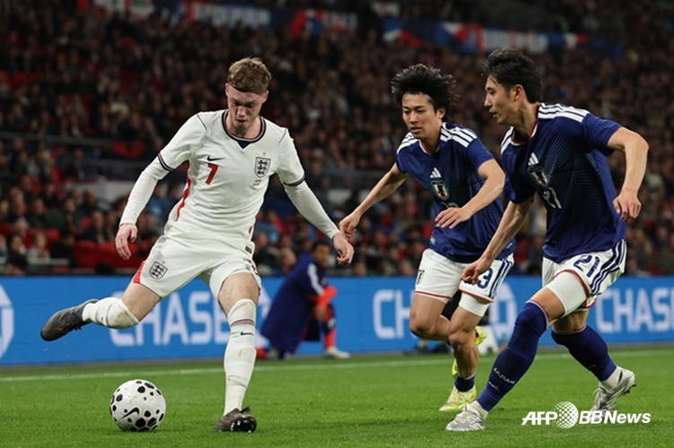 콜 파머(왼쪽)가 킥을 시도하고 있다. /AFPBBNews=뉴스1